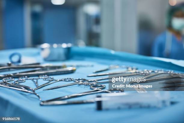 close-up of surgical instruments on medical tray - sala de cirurgia com assistência imagens e fotografias de stock