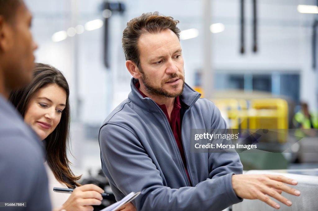 Ingenieur mit Manager in Automobilfabrik zu diskutieren