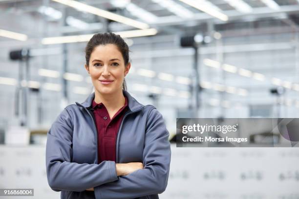 ingenieurin mit verschränkten im automobilwerk - female factory stock-fotos und bilder