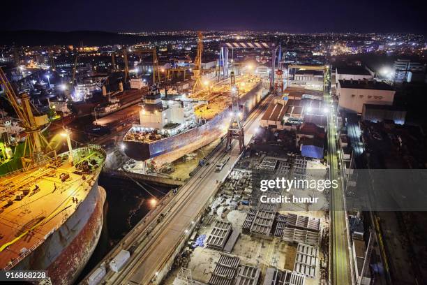 manutenzione del cantiere di notte - cantiere navale foto e immagini stock