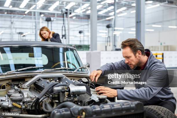 manliga ingenjör reparerar veteranbilar i industrin - restaurera bildbanksfoton och bilder