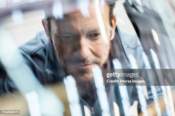 ingeniero a través de parabrisas de autos en la industria - car manufacturing fotografías e imágenes de stock