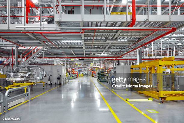 empty walkway of automobile industry - factory imagens e fotografias de stock