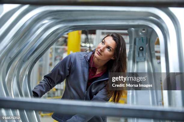 ingeniero de mantenimiento femenino examen de chasis del coche - car manufacturing fotografías e imágenes de stock