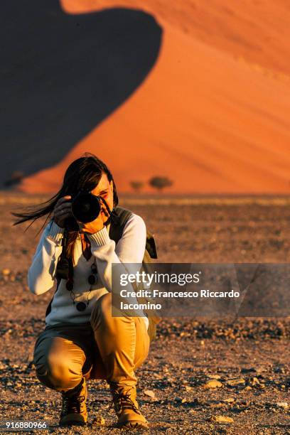 photographer at namib desert - iacomino namibia stock-fotos und bilder