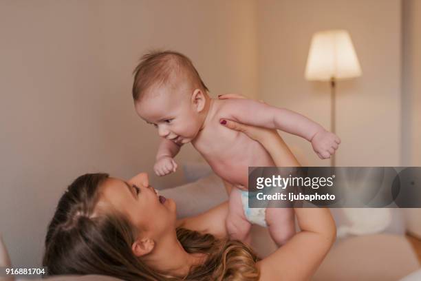 mutter und baby, einem der schönsten anleihen je - most beautiful brunettes stock-fotos und bilder
