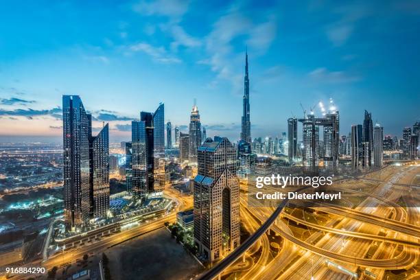 lichter der stadt in dubai; vereinigte arabische emirate - burj khalifa stock-fotos und bilder