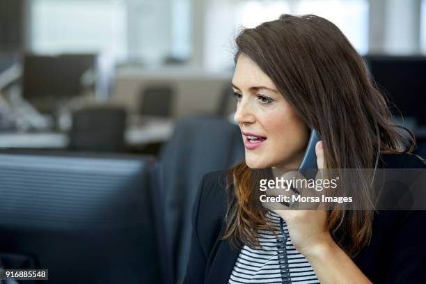 affärskvinna med telefon på skrivbord - telefonlur bildbanksfoton och bilder