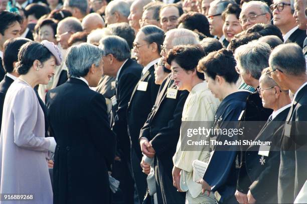 Emperor Akihito and Empress Michiko talk with guests during the Autumn Garden Party at the Akasaka Imperial Garden on November 7, 1991 in Tokyo,...