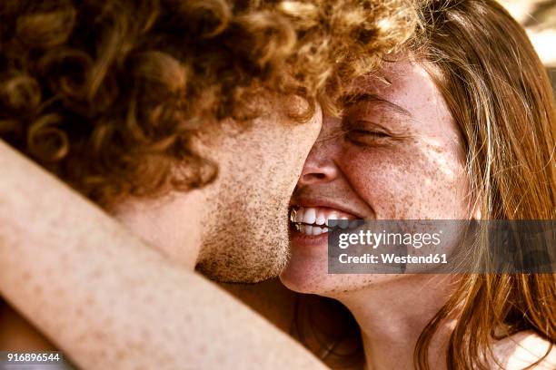 happy young couple hugging - due facce foto e immagini stock