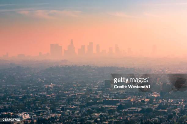 usa, california, los angeles, smog over los angeles - city of los angeles stockfoto's en -beelden
