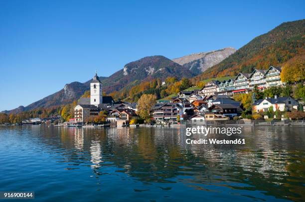 austria, upper austria, salzkammergut, st. wolfgang with schafberg, lake wolfgangsee, village view - wolfgangsee stock pictures, royalty-free photos & images