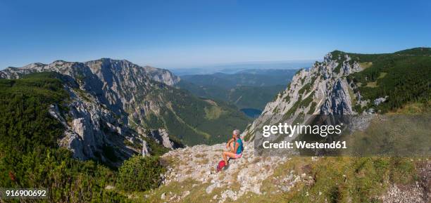 austria, salzkammergut, eben lake, feuerkogel, langbathsee lake, hoellen mountains, female hiker - eben fotografías e imágenes de stock