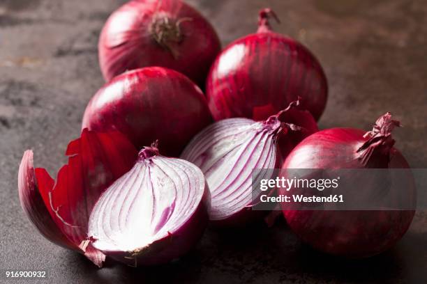whole and sliced red onions - onion foto e immagini stock