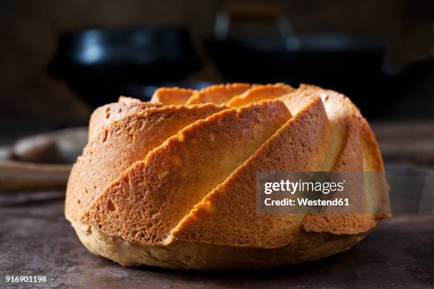 home-baked gugelhupf - tulbandcake stockfoto's en -beelden