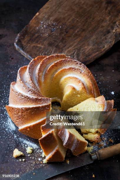 sliced gugelhupf sprinkled with icing sugar - kugelhopf foto e immagini stock