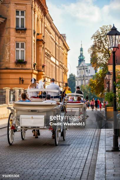 poland, krakow, old town, carriages - krakow poland stockfoto's en -beelden