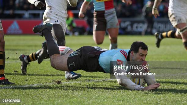 Tim Visser of Harlequins scores a try during the Aviva Premiership match between Harlequins and Wasps at Twickenham Stoop on February 11, 2018 in...