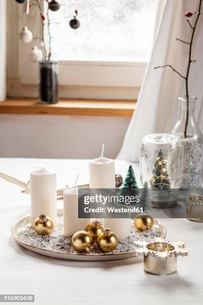 christmas decoration on table - advent kerze stock-fotos und bilder