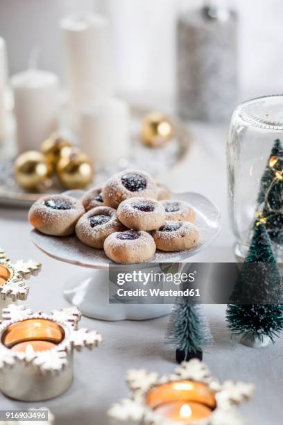 christmas cookies with jam filling on cake stand - christmas cake ストックフォトと画像