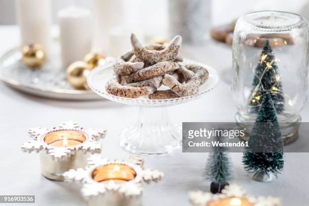 poppy seed cookies on glass cake stand at christmas time - christmas cake ストックフォトと画像