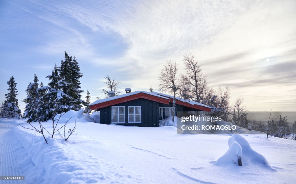 Cabana aconchegante montanha com neve profunda e flocos de neve no ar, Oppland Noruega County