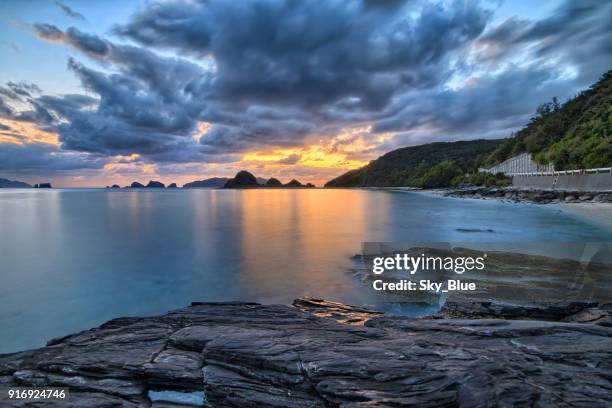 zonsondergang in eiland in de buurt van okinawa, japan, riukiu-eilanden - okinawa blue sky beach landscape stockfoto's en -beelden