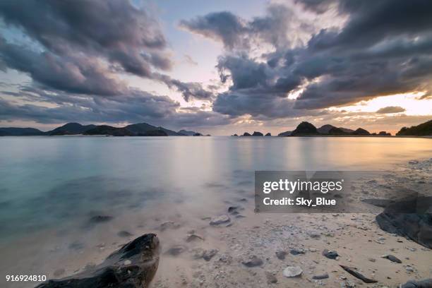 atol zonsondergang - okinawa blue sky beach landscape stockfoto's en -beelden