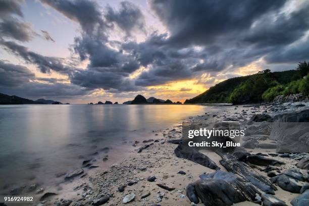 zonsondergang van het eiland - okinawa blue sky beach landscape stockfoto's en -beelden