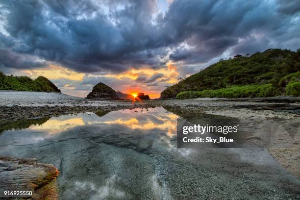 sunset beach - okinawa blue sky beach landscape stockfoto's en -beelden