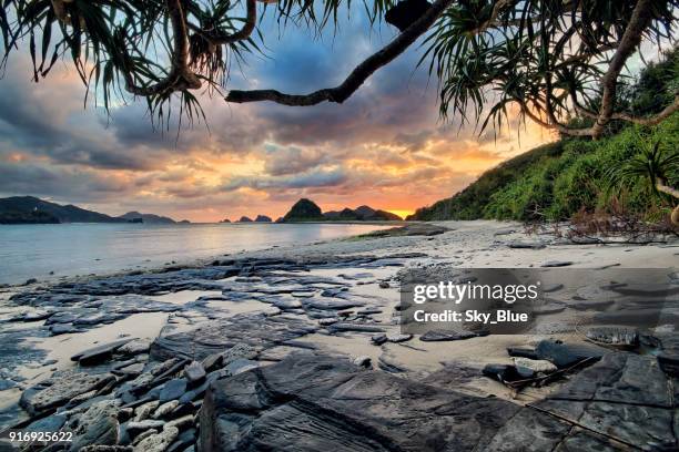 tropisch strand zonsondergang - okinawa blue sky beach landscape stockfoto's en -beelden
