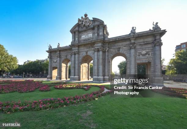 side view of alcala gate ('puerta de alcala') backlit in madrid, spain - アルカラ通り ストックフォトと画像