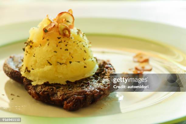 garlic steak and mashed potato - garlic mashed potatoes stock pictures, royalty-free photos & images