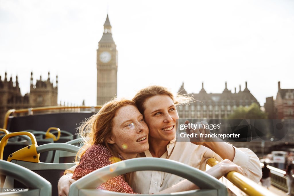 Lesbisches Paar auf dem Bus in london