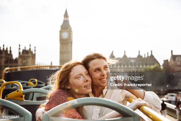 lesbisch koppel op de bus in londen - lesbische stockfoto's en -beelden