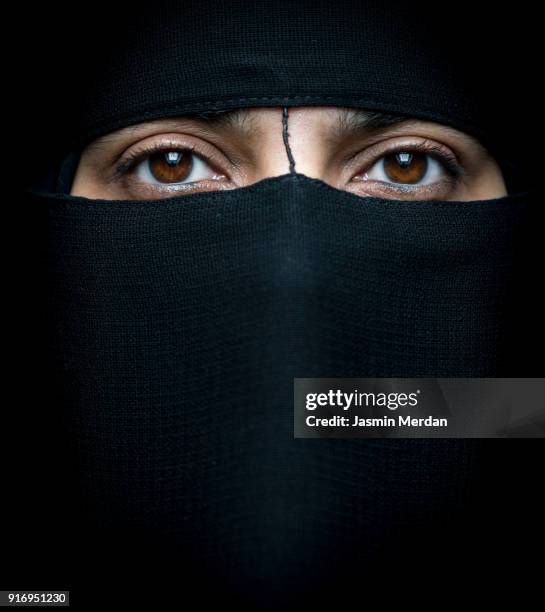 muslim woman with traditional black veil - wedding veil photos et images de collection