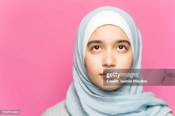 young muslim teenager portrait - muslim girl stockfoto's en -beelden