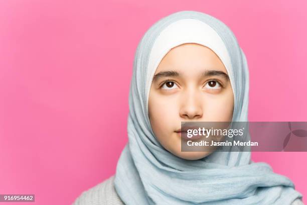 young muslim teenager portrait - beautiful arab girl 個照片及圖片檔