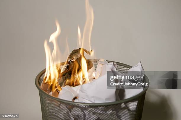 incendie dans une corbeille à papier - trash fire photos et images de collection
