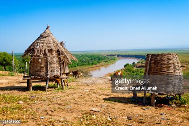 karo village houses in the omo valley, ethiopia - december 13, 2017 - rio omo fotografías e imágenes de stock