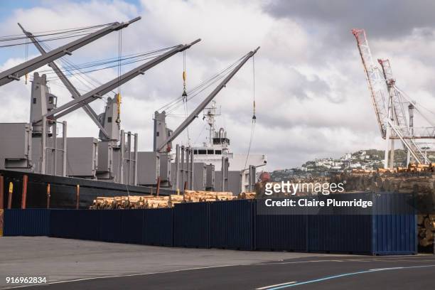 cranes next to logging shipyard in wellington, new zealand - claire plumridge stock-fotos und bilder