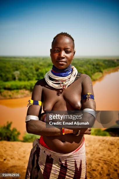 portrait of a karo tribe woman, omo valley, ethiopia - december 13, 2017 - karokultur bildbanksfoton och bilder