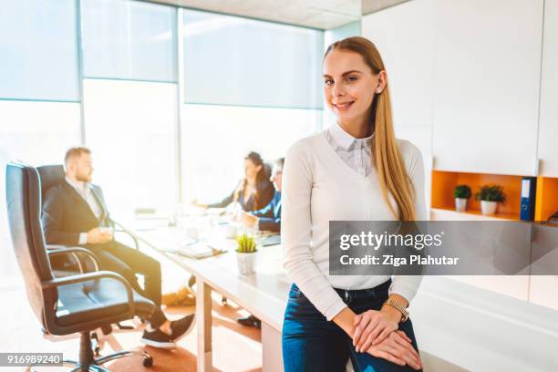 junge geschäftsfrau lächeln - system administrator technik freude stock-fotos und bilder