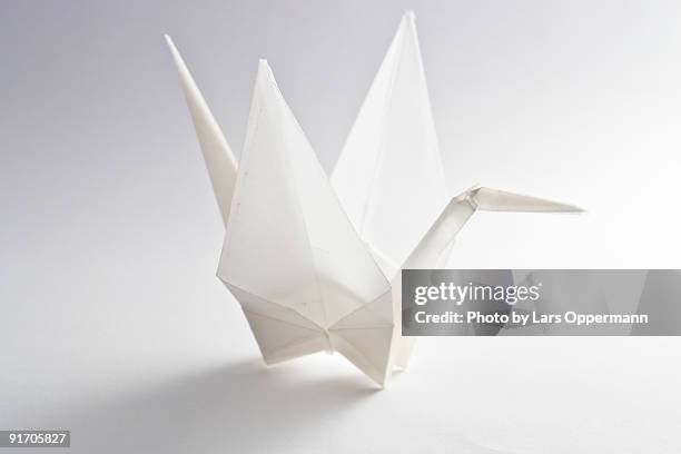 origami crane - origami a forma di gru foto e immagini stock