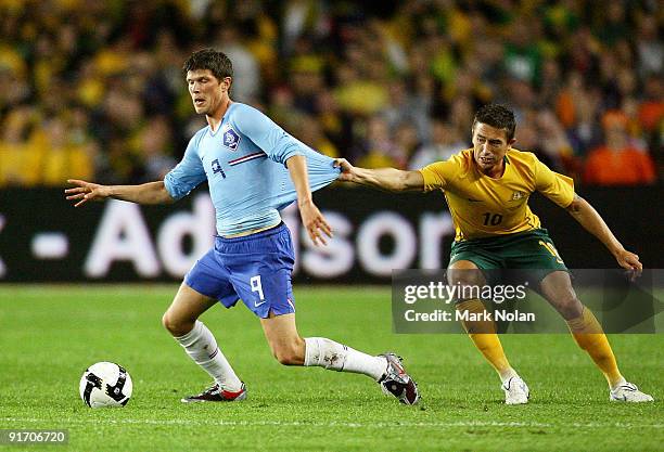 Klaas Jan Huntelaar of the Netherlands and Harry Kewell of the Socceroos contest possession during the International friendly football match between...