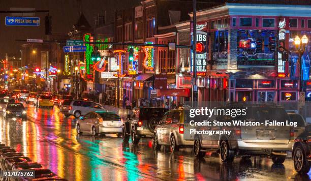 rain in the city - cars line up for nashville honky tonks in the rain - nashville night stock pictures, royalty-free photos & images