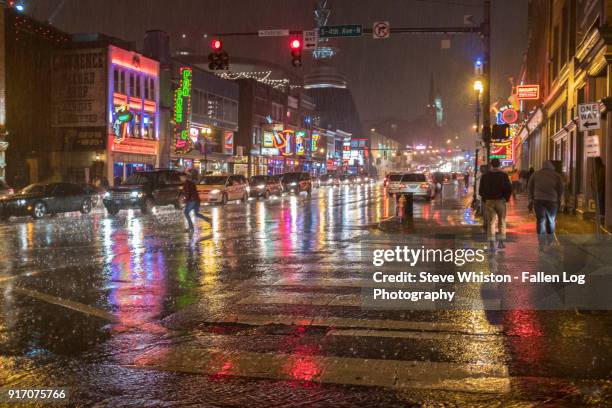 rain in the city - nashville honky tonks and people in the rain - nashville disco party ストックフォトと画像
