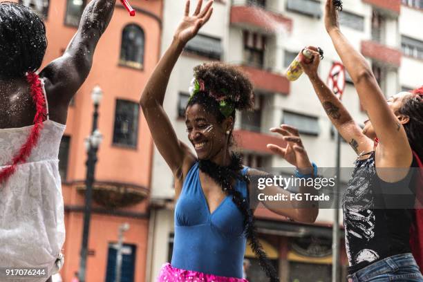 jonge vrienden met carnaval partij op de straat - bahia stockfoto's en -beelden