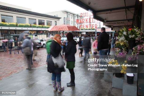 pike place market on a rainy day in seattle - pike place fish market photos et images de collection