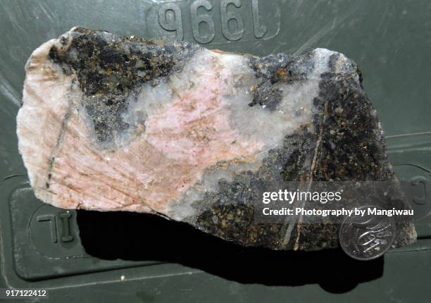 gold vein - metal ore stock pictures, royalty-free photos & images